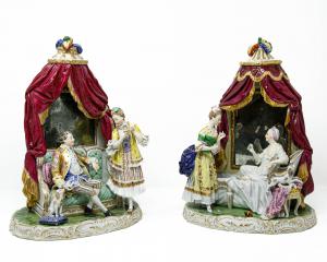 Manifattura di Dresda, XIX secolo, Coppia di scene domestiche con specchio e baldacchino